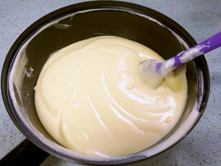 芒果雪糕,搅拌均匀，形成质地浓稠细腻的雪糕糊。