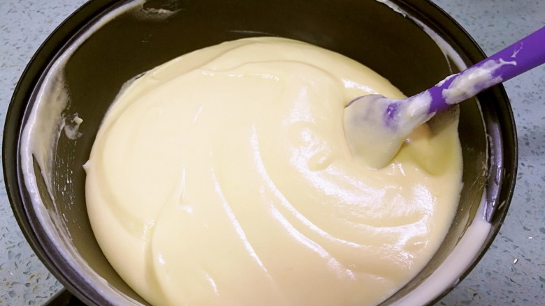 芒果雪糕,搅拌均匀，形成质地浓稠细腻的雪糕糊。