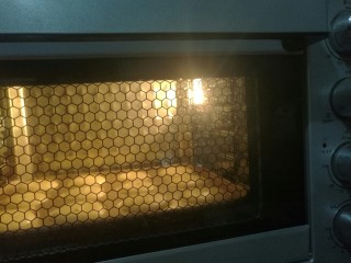 萌趣表情蛋糕,放进预热好的烤箱上下火170℃烘烤16分钟即可。出炉稍微晾凉。