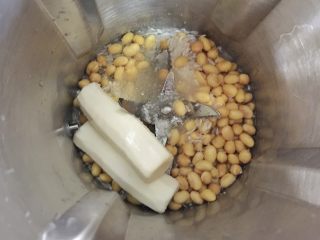太极养生羹 ,把准备好的大米、山药、黄豆放入料理机，加入白糖和400克水。