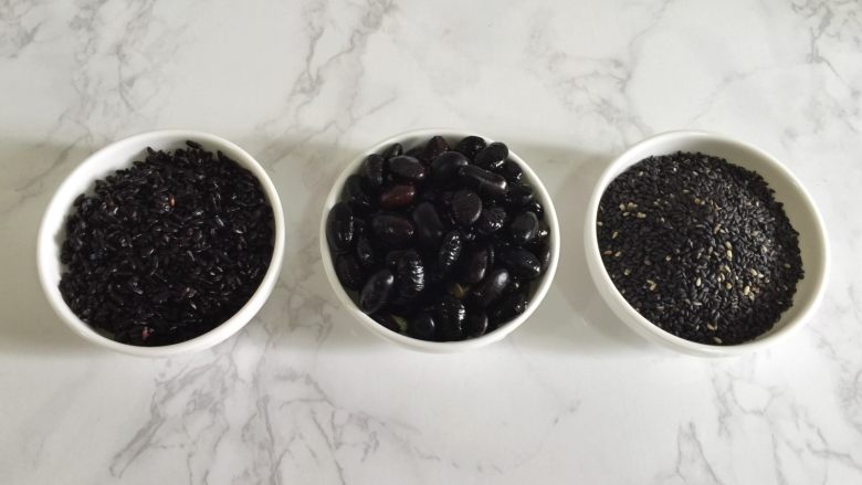 太极养生羹 , 黑豆需提前用清水泡8小时以上，黑米淘洗干净，芝麻炒熟。