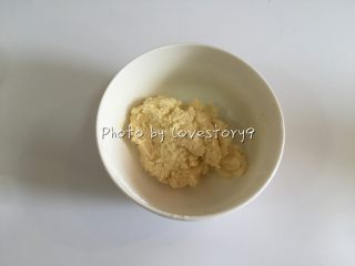 龙猫泡芙,筛入低粉奶粉,混合至无干粉。