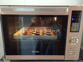 龙猫泡芙,放入预热好的烤箱,200度烤10分钟。