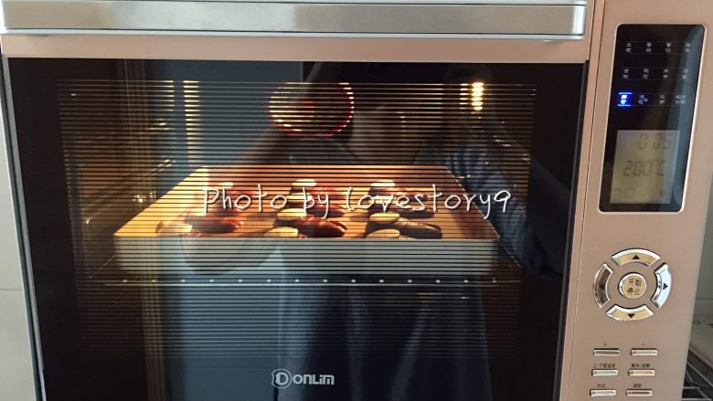龙猫泡芙,放入预热好的烤箱,200度烤10分钟。
