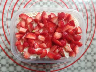 草莓蛋糕盒子,按照步骤22-24，再重复铺一层蛋糕奶油和草莓