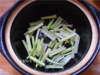 鱼香茄子煲,芹菜洗净切段，砂锅内刷一层油，将芹菜段铺在上面