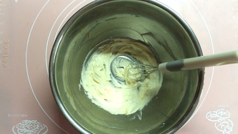 美味椰子派,分三次加入糖粉，搅打至黄油发白。