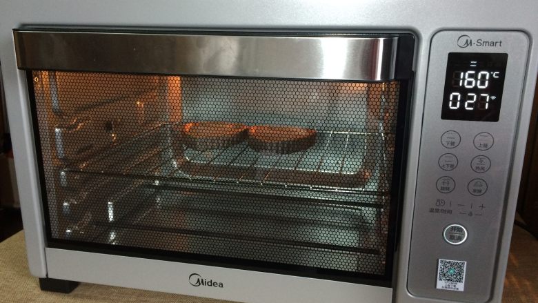 美味椰子派,放入160度预热好的烤箱中层，继续烤25分钟左右。出炉前5分钟撒上椰蓉。 