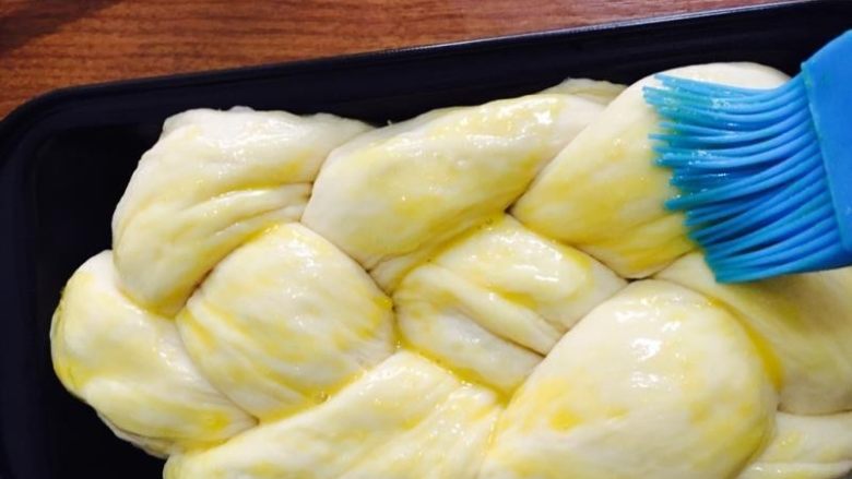 奶黄面包,表面刷上蛋液！180度烤箱预热五分钟，烤25分钟即可。