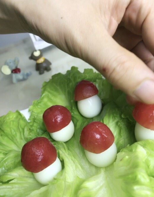 小蘑菇,把小番茄的上半部分放在鹌鹑蛋上。