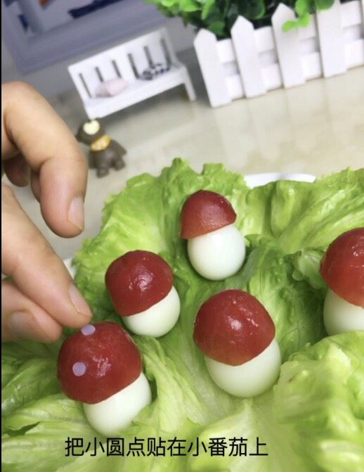 小蘑菇,把小圆点放在番茄上。