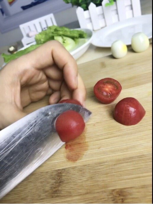 小蘑菇,小番茄对半切开。
