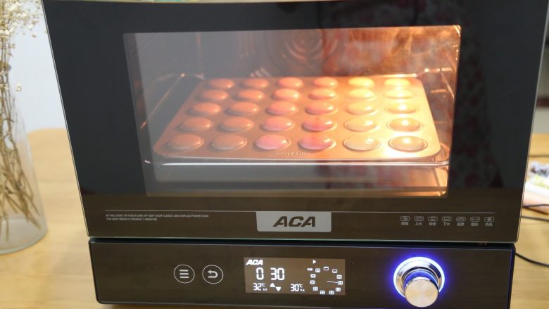 蜗牛马卡龙,放在烤箱中下层直接开启热风循环上下管150度16分钟即可