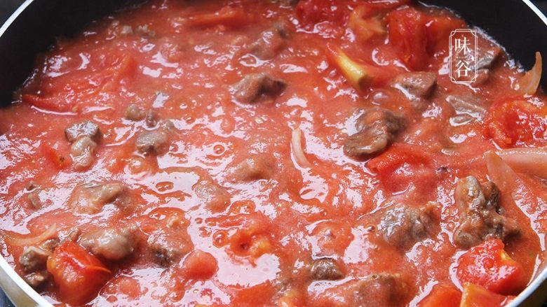 番茄牛肉煲,然后加1碗水，1匙砂<a style='color:red;display:inline-block;' href='/shicai/ 10588'>糖</a>，少许盐，盖盖焖煮40分钟就可以了。