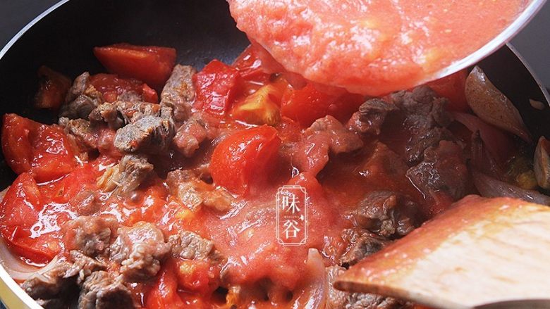 番茄牛肉煲,倒入番茄泥；