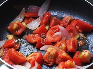 番茄牛肉煲,倒入番茄块，炒至番茄变软出汁；