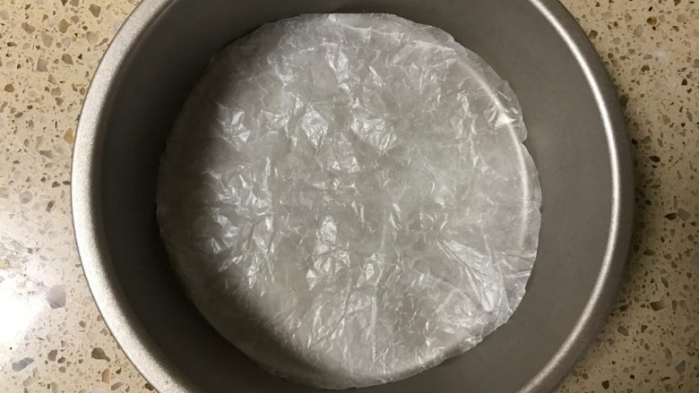 轻乳酪蛋糕,先做好准备工作：模具固底的尽量铺油纸，如果是活底的需要包锡纸防漏。
