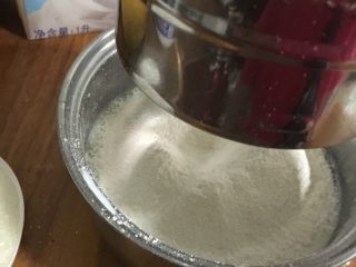 小熊千层,将鸡蛋.牛奶,糖搅拌均匀.面粉过筛到蛋液中.