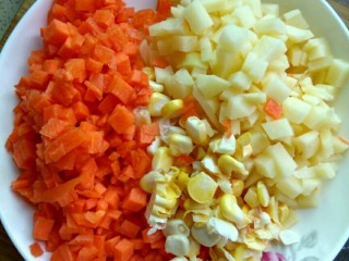 腊肉饭,土豆！胡萝卜！玉米切成小丁！