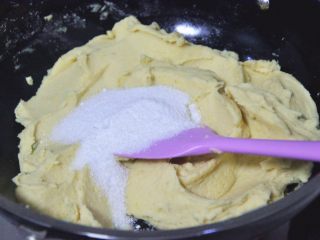 绿豆糕,待绿豆泥略干时，加入糖，继续翻炒。