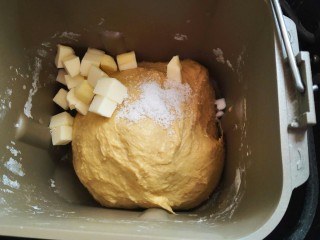 红豆小餐包,然后放入黄油和盐再揉15分钟。