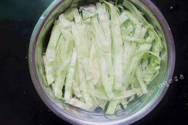 0脂肪的蔬菜减肥汤,卷心菜切成细丝