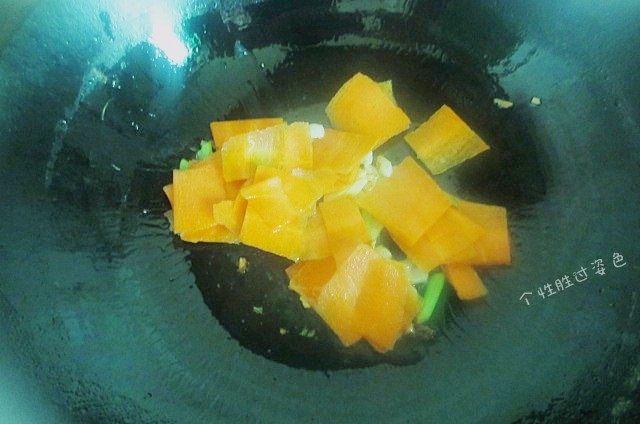 0脂肪的蔬菜减肥汤,锅内放入一点点油葱花爆香，放入胡萝卜片翻炒
