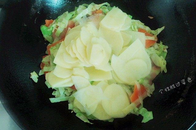 0脂肪的蔬菜减肥汤,待西红柿出汁后，倒入土豆片