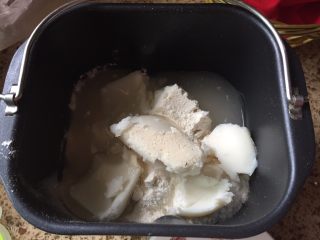 蛋黄酥，纯纯的诱惑,先来做水油皮，先液体后粉剂，放入面包桶中；