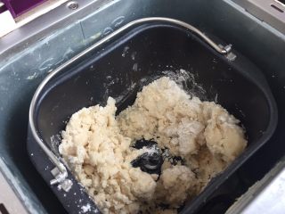 蛋黄酥，纯纯的诱惑,然后，再开始做酥皮，把材料放进去面包机桶中，启动一个和面程序；