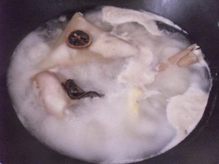 低脂美容的水晶皮冻,大火煮15分钟，猪皮捞起冲一下凉水；
