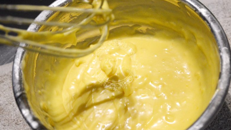 柠檬魔法蛋糕,搅拌均匀，黄油和蛋黄糊完全融合，有光泽
