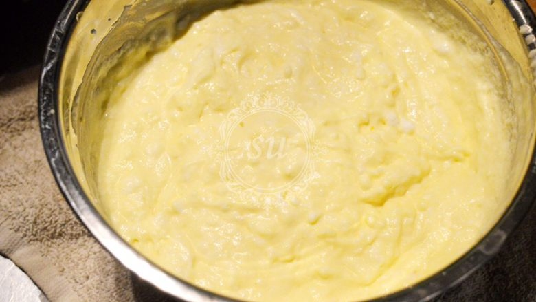 柠檬魔法蛋糕,混合好的8⃣️加入蛋白中，手动打蛋器混合均匀。不需要混合的非常均匀。