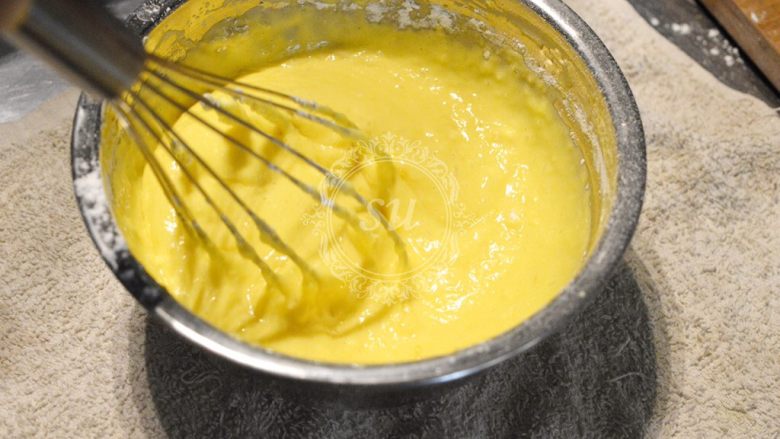 柠檬魔法蛋糕,用蛋抽画圈式混合均匀，液体变稠。提起打蛋器可以缓缓滴落并保持形状即可