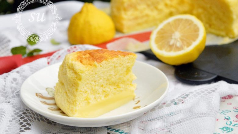 柠檬魔法蛋糕,稍微晾凉后放入冰箱冷藏一晚后取出切块即可