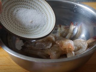 一杯清酒一份炸虾独饮人生,然后把虾肉放入碗中，加少许盐。
