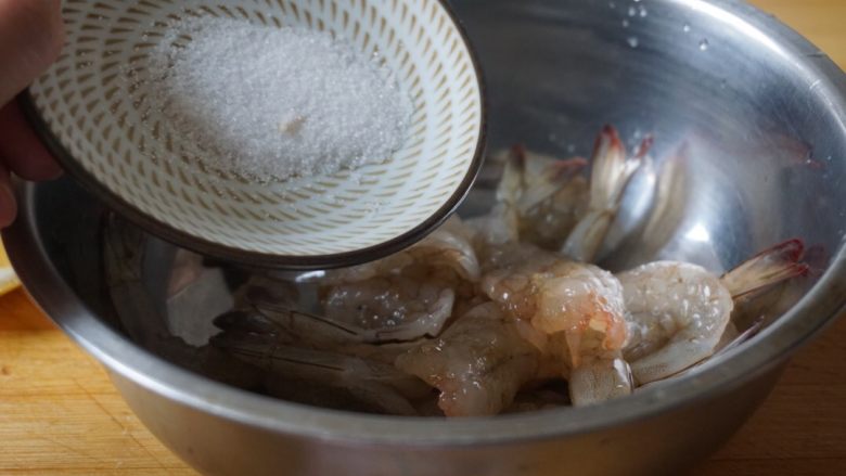 一杯清酒一份炸虾独饮人生,然后把虾肉放入碗中，加少许盐。