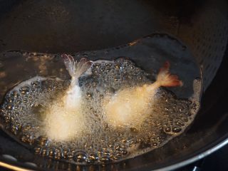 一杯清酒一份炸虾独饮人生,锅内放油烧热，放入虾排炸至表面金黄即可捞出。