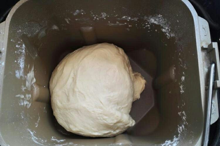 米奇沙拉面包,面包机继续揉15分钟。
