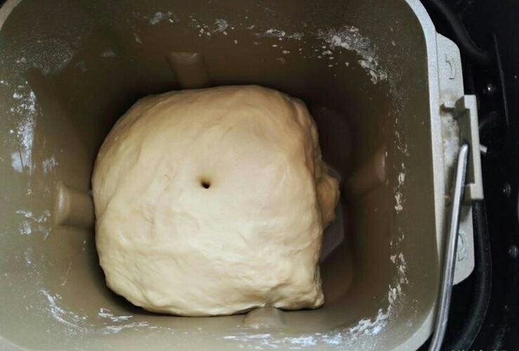 米奇沙拉面包,用面包机直接发酵到两倍大，用筷子在中间戳一个孔，不会回弹就可以了。