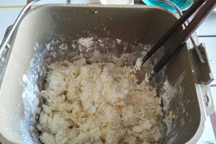 米奇沙拉面包,用筷子搅拌均匀，面包机先揉20分钟。