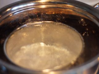 酸奶思慕雪,将制作酸奶的不锈钢容器在热水中烫一下。