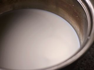 酸奶思慕雪,4、	牛奶倒入锅里，加入白砂糖，小火加热，不用烧开，加热至白糖融化，锅边起泡泡即可。