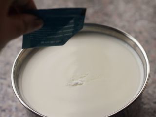 酸奶思慕雪,6、	倒入菌粉，搅拌均匀。