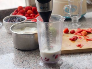 酸奶思慕雪,19、	用料理棒打碎，酸奶和草莓完全混合。