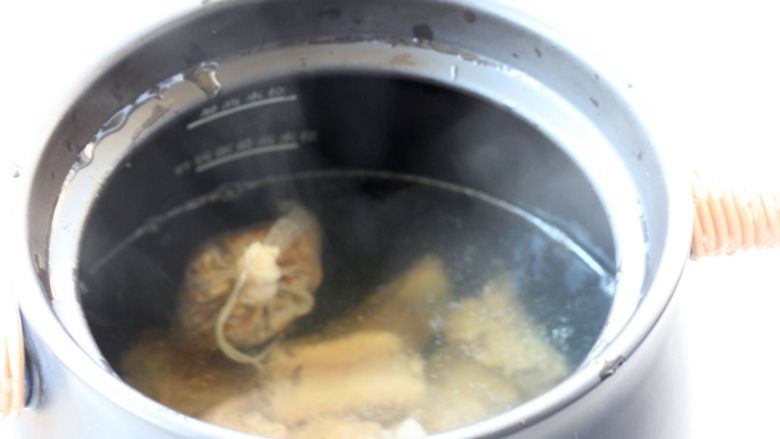 玉米排骨汤,加入适量的开水。