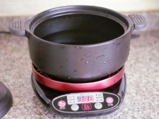 砂锅丸子粉丝汤,砂锅里放半锅水。