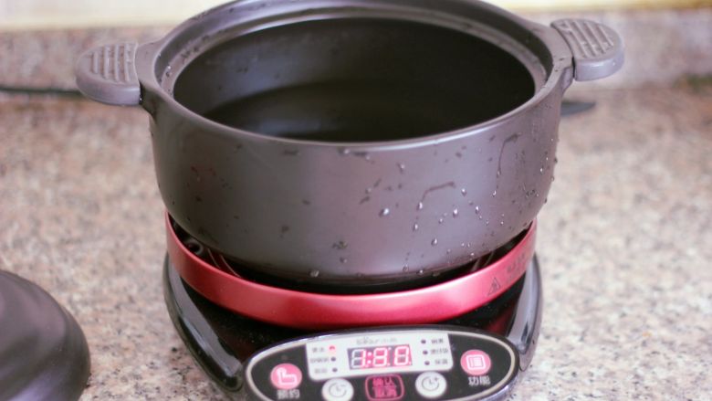 砂锅丸子粉丝汤,砂锅里放半锅水。
