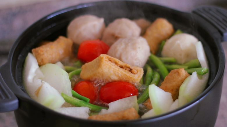 砂锅丸子粉丝汤,好吃的砂锅丸子粉丝汤就做好了