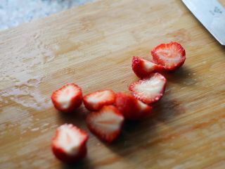 水果松饼,草莓切成两半。